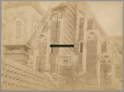 F001334 Detailfoto van de zijgevel met schoorsteen van het Oude Raadhuis bij de aansluiting van het dak van het ...