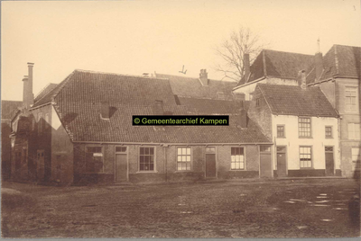F001137 Huisjes op de hoek van de Hofstraat en Muntplein, de huisjes hebben plaats gemaakt voor de uitbreiding van de ...