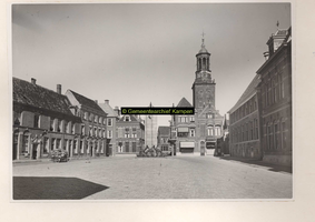 F001160 De Nieuwe Markt, in het midden de Gasthuisstraat met daarachter de Nieuwe Toren. Voor de Gasthuisstraat staat ...