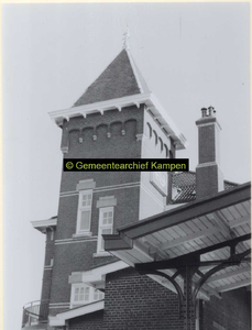 F007144 Gedeelte van de noordkant van het N.S.-station Kampen, waarbij een deel van de overkapping van het perron is te ...