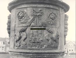 F002012 Detail van het Sint-Nicolaastorentje, voorstellend het wapen van Kampen met het jaartal 1611. Het ...