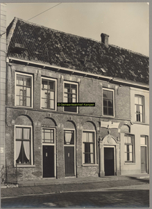 F001170 Panden Nieuwe Markt 8 t/m 12, in 1952 opende op nr. 8 (met poortje) handelsdrukkerij Schuttersmagazijn van P.A. ...