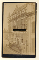 F001342 Het Oude Raadhuis aan de Oudestraat, de trapopgang en toegang tot het Raadhuis werden verwijderd bij de ...