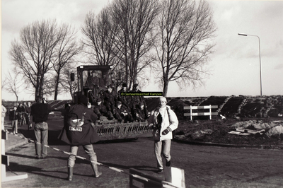 F008011 Militairen poseren op de shovel voor de fotograven op de rijweg voor de versterkte IJsseldijk.