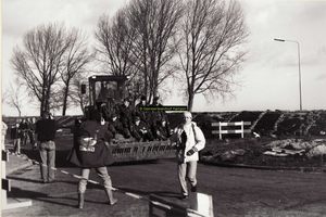F008011 Militairen poseren op de shovel voor de fotograven op de rijweg voor de versterkte IJsseldijk.