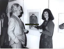 F007000 Voorlichter J. Kummer in gesprek met linografe B. Kluivers tijdens de opening van haar expositie in de ...
