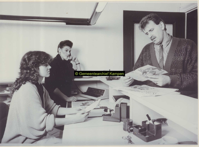 F007335 Receptionistes L. Aalbers en J. Kaandorp (1965-) tijdens hun werkzaamheden in het Stadhuis. Rechts Dries van ...