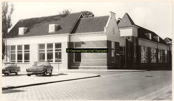 F001194 De Geert van Wouschool op de hoek Hendrik Berkstraat/Noordweg nr. 92 na de verbouwing in 1970.