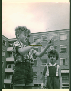 F009264 Spelende kinderen in de Hanzewijk.