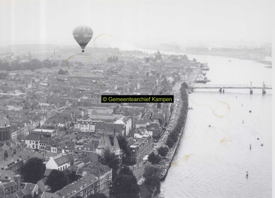F007362 Vaart van de Bauknecht-ballon met piloot Hans Zoet boven Kampen ter gelegneheid van het water- en ...