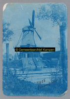 F002339 Houtzaagmolen De Eendracht , deze achtkantige bovenkruier met stelling heeft op de houtwerf van Nijhuis aan het ...