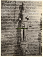 F001374 Oorspronkelijk grijs zandstenen beeld, afkomstig van de gevel van het Oude Raadhuis aan de Oudestraat, ...