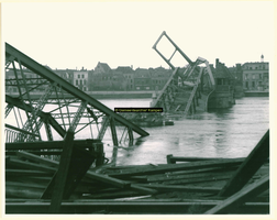 F009204 Een gebombardeerde IJsselbrug.