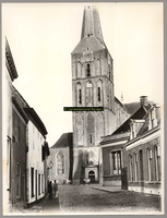 F001756 De Bovenkerk, op de hoek rechts (achter de twee huisjes) is een klein gedeelte van de Munstschool te zien, op ...