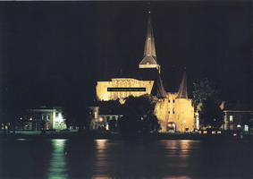 F005734 Verlichte Bovenkerk en Koornmarktspoort .