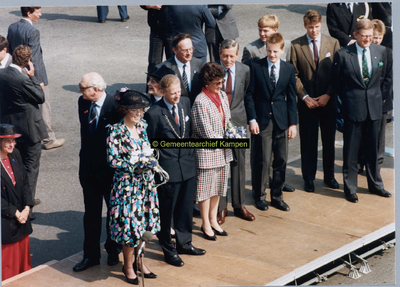 F004950 Bezoek van de Koninklijke familie; bij de aankomst van de Koninklijke familie.