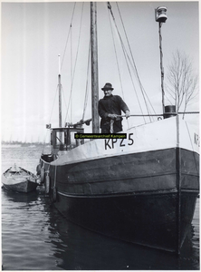 F006966 M. Woning (1907-1983), laatste beroepsvisser van Kampen aan boord van zijnschip Jentje .