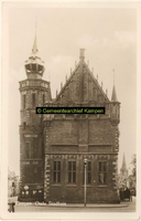 F001316 Het Oude Raadhuis met de Schepentoren te midden van de Voorstraat (links) en de Oudestraat (rechts), deze ...