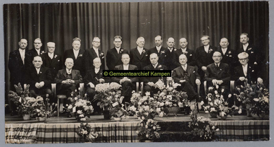 F002748 Groepsfoto van het bestuur van de Kamper Oranjevereniging met ondermeer staand: Weerd, G.J. v.d. (4e van links) ...