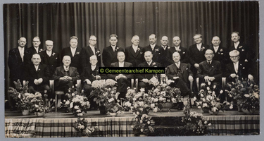 F002748 Groepsfoto van het bestuur van de Kamper Oranjevereniging met ondermeer staand:Weerd, G.J. v.d. (4e van ...