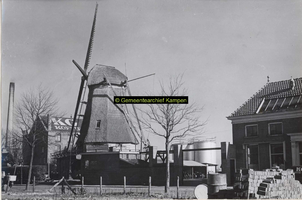 F005801 De oude standplaats van de windkorenmolen d' Olde Zwarver aan de IJsseldijk naast de fabriek van Van Heel, in ...