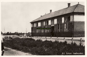 F008652 Rooms katholieke School in IJsselmuiden, afgebroken in het begin van de jaren zestig van de vorige eeuw.