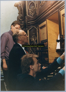 F004976 Bezoek van de Koninklijke familie; organist W.H. Zwart met enkele helperstijdens het bespelen van het orgel van ...
