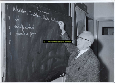 F003042 Dhr. P. Kale, hoofd van de Marnixschool (basisonderwijs) aan de Bovensingel 19 (1953-1964).