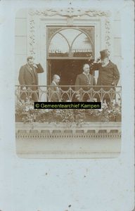 F005744 Paul Kruger (met hoed) en burgemeester J.D.A. van Blommestein op het bordes van het Nieuwe Raadhuis.