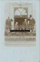 F005744 Paul Kruger (met hoed) en burgemeester J.D.A. van Blommestein op het bordes van het Nieuwe Raadhuis.