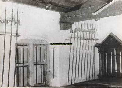 F001393 Hellebaarden en beulswaarden rechts, hangende in de Schepenzaal van het Oude Raadhuis aan de Oudestraat. Bij de ...