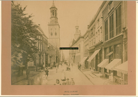 F001270 Oudestraat ter hoogte van de Plantage, richting Nieuwe Toren, aan de rechterzijde het Oude Raadhuis.