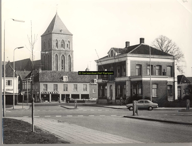 F001214 Kruising Noordweg en Hagenkade, op de achtergrond de toren van de Buitenkerk.
