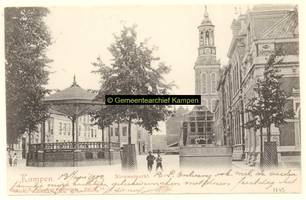 F001143 De Nieuwe Markt met muziektent en de Nieuwe Toren, rechts vooraan, op de hoek met de Burgwal het ...