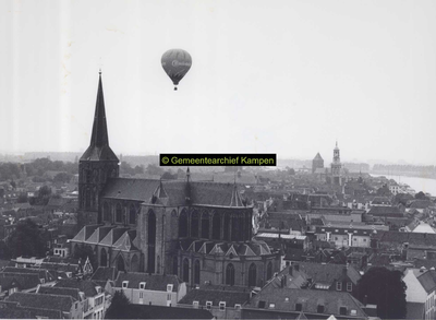 F007363 Vaart van de Bauknecht-ballon met piloot Hans Zoet boven Kampen ter gelegneheid van het water- en ...