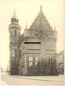 F001321 De zijgevel van het Oude Raadhuis met de schepentoren aan de Voorstraatzijde, het Raadhuis zoals het er nu ...