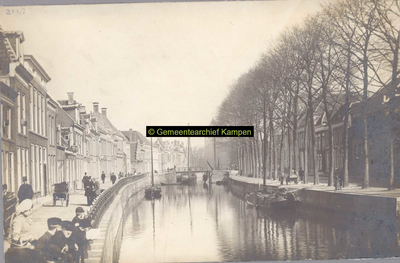 F002198 De stadsgracht de Burgel en de Morrenbrug temidden van de Vloeddijk en Burgwal.