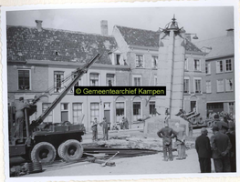 F005917 Op 28 aug 1953 werd de gedenkzuil verplaatst van de Nieuwe Markt naar de Dam (omgeving 3e ...