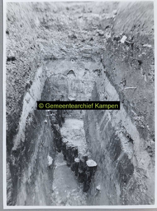 F004860 Opgraving aan de Koornmarkt. Opgravingsput IV. Palen en andere resten vanwoonperiode I (10e-12e eeuw). ...