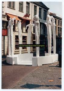 F004989 Bezoek van de Koninklijke familie aan Kampen. Kunstwerken, vervaardigd door de Kunstacademie.