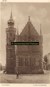 F001315 Het Oude Raadhuis met de Schepentoren te midden van de Voorstraat (links) en de Oudestraat (rechts), deze ...