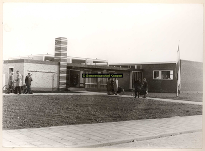 F000804 Willem van Oranjeschool (Gevers van Endegeeststraat 4), gezien vanaf de Gevers van Endegeeststraat.