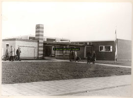 F000804 Willem van Oranjeschool (Gevers van Endegeeststraat 4), gezien vanaf de Gevers van Endegeeststraat.