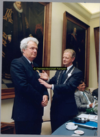 F004784 H.C. Kleemans toont de koninklijke onderscheiding van A. Hengeveld. Achter dhr. Kleemans zittend, O. Pol.