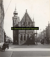 F001320 Het Oude Raadhuis met de schepentoren te midden van de Voorstraat (links) en de Oudestraat (rechts), links ...