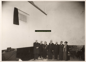 F001800 Onthulling op 15 mei 1934 van de gedenksteen van Hendrick Avercamp in de Bovenkerk.v.l.n.r. Me. Quarré; ...