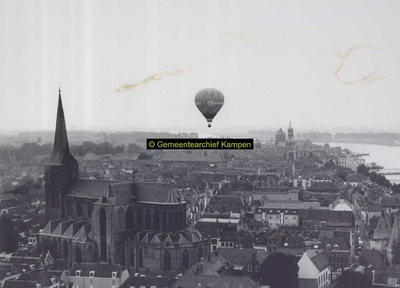 F007365 Vaart van de Bauknecht-ballon met piloot Hans Zoet boven Kampen ter gelegneheid van het water- en ...
