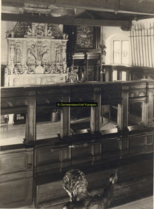 F001391 Interieur van de Schepenzaal met schepenbank, heel bijzonder is de 6 meter lange advocatenrol, het geheel vormt ...