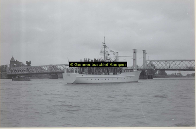 F007116 Botenschouw op de IJssel tijdens de Open Monumentendag, met op de achtergrond de Oude IJsselbrug die Kampen met ...