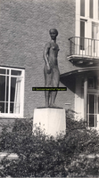 F002025 Bronzen beeld van een meisjesfiguur op betonnen sokkel, bekleed met kunstzandsteen, staande voor de ...